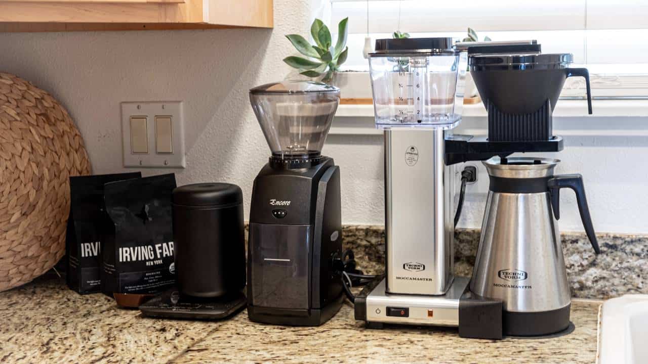 Several electric appliances standing on a kitchen counter
